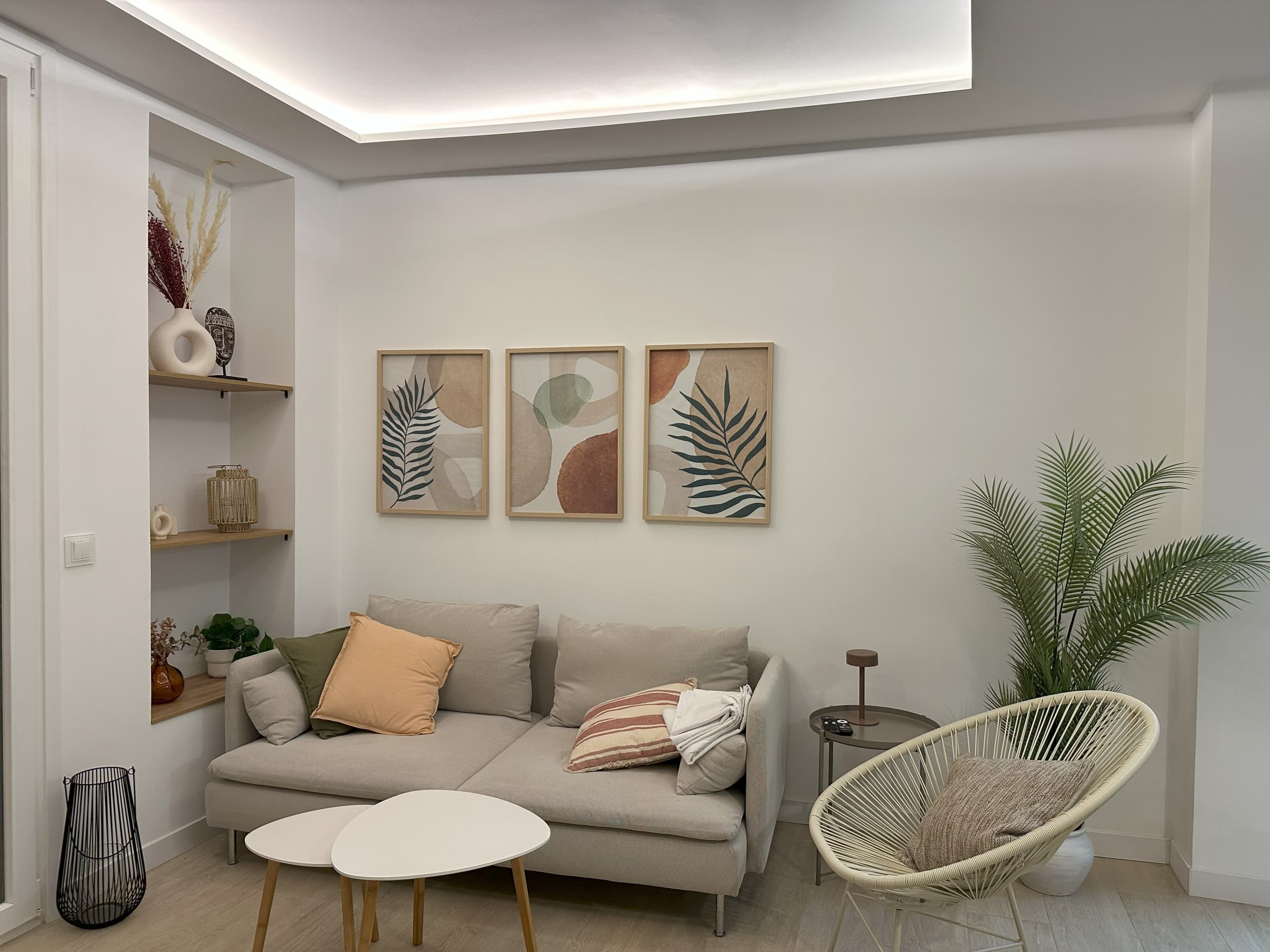 Salón con sofá y decoración moderna