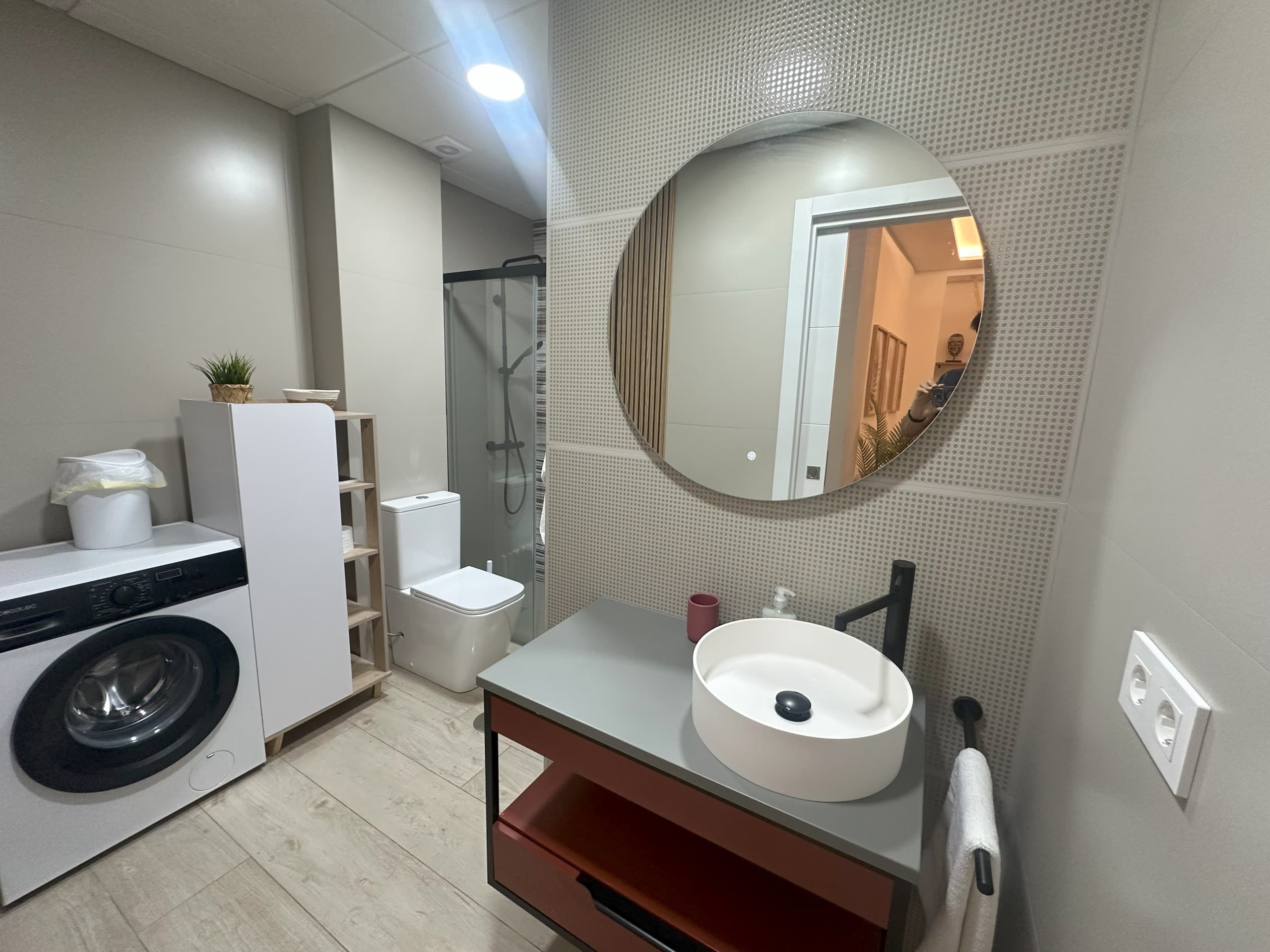 Baño con ducha y lavadora